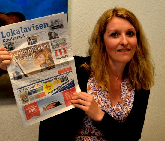 Gro Kvanvig s výtiskem novin, kde byl publikován článek o projektu
